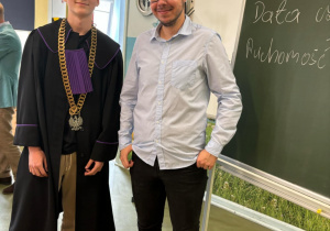 Uczeń klasy 8a ubrany w togę.