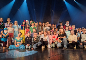 "Prosto z Bajki"_magiczny spektakl w Teatrze V6_pamiątkowe zdjęcie z aktorami tanecznymi.