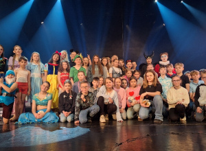"Prosto z Bajki"_magiczny spektakl w Teatrze V6_kl. 3a i 5a.