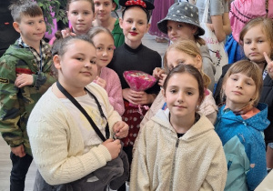 "Prosto z Bajki"_magiczny spektakl w Teatrze V6_pamiątkowe zdjęcie klasy 3a.