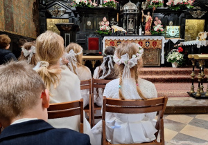 Pielgrzymka dzieci pierwszokomunijnych do Klasztoru Jasnogórskiego_uroczysta msza święta.