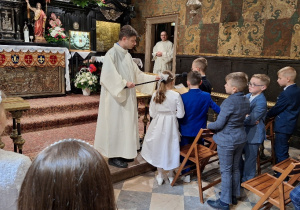 Pielgrzymka dzieci pierwszokomunijnych do Klasztoru Jasnogórskiego_uroczysta msza święta.