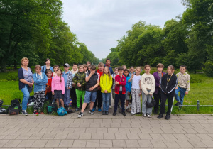 Piknik klasy 4b z okazji Dnia Dziecka_pamiątkowe zdjęcie z wychowawczynią, p. Grażyną Kosmalą.