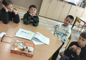 Świetlicowe zajęcia "Ochrona Środowiska" z edukacyjnego programu "Piątka dla natury".Świetlicowe zajęcia "Ochrona Środowiska" z edukacyjnego programu "Piątka dla natury".