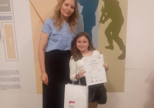 Podsumowanie ogólnopolskiego konkursu „Łódź – miasto buntu”_Natalia Nagebauer (wyróżnienie) z koordynatorem p. H. Lewamdowską.