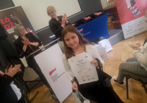 Podsumowanie ogólnopolskiego konkursu „Łódź – miasto buntu”_Natalia Nagebauer prezentująca dyplom wyróżnienia.