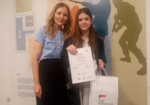 Podsumowanie ogólnopolskiego konkursu „Łódź – miasto buntu”_Oliwia Sacińska (II m.) z koordynatorem p. H. Lewamdowską.