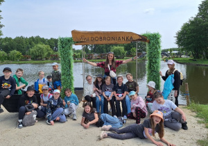 Klasa 3a w Dobroniance_pamiątkowe zdjęcie z wychowawczynią.