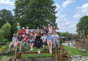 Klasa 3a w Dobroniance_pamiątkowe zdjęcie z wychowawczynią.
