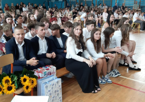 Uczniowie klas 4-8 podczas uroczystości zakończenia roku szkolnego.