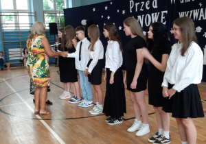 Moment wręczenia nagród książkowych uczniom klasy 7a.