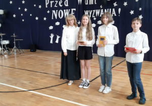 Nagrodzeni uczniowie klasy 6b z wychowawcą, p. M. Florczak.