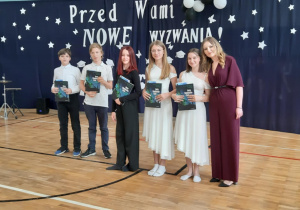 Nagrodzeni uczniowie klasy 6a z wychowawcą, p. H. Lewandowską.