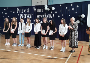 Nagrodzeni uczniowie klasy 7a z wychowawcą, p. J. Chojecką-Gadzina.