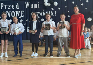 Nagrodzeni uczniowie klasy 3b z wychowawczynią, p. Iwoną Migałą.