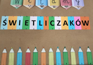 Gazetka tematyczna w świetlicy szkolnej, nawiązująca do rozpoczęcia roku szkolnego 2025/2026.