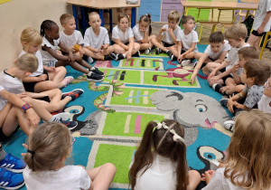 Klasa 1a na tropie zasad obowiązujących w grupie i w szkole.