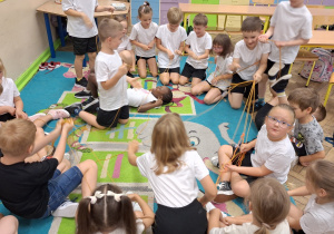 Klasa 1a na tropie zasad obowiązujących w grupie i w szkole.