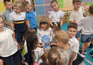 Poranki poetyckie w klasie 1a_bliskie spotkanie z bajkoterapią w ramach projektu "Postaw na wartości".
