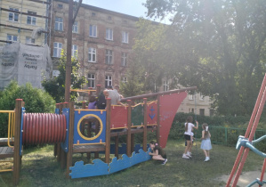 Kilka kadrów z życia naszej świetlicy szkolnej....zabawy na świeżym powietrzu.
