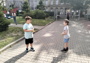 Kilka kadrów z życia naszej świetlicy szkolnej....zabawy na świeżym powietrzu.