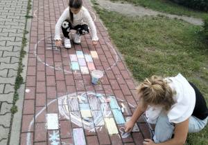 Kilka kadrów z życia naszej świetlicy szkolnej....zabawy na świeżym powietrzu.