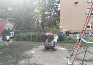Kilka kadrów z życia naszej świetlicy szkolnej....zabawy na świeżym powietrzu.