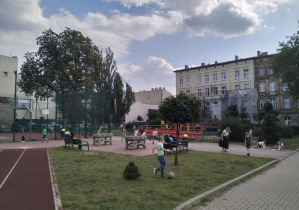 Kilka kadrów z życia naszej świetlicy szkolnej....zabawy na świeżym powietrzu.