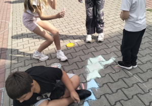 Kilka kadrów z życia naszej świetlicy szkolnej....zabawy na świeżym powietrzu.