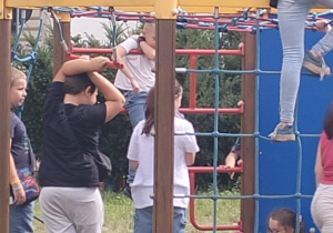 Kilka kadrów z życia naszej świetlicy szkolnej....zabawy na świeżym powietrzu.