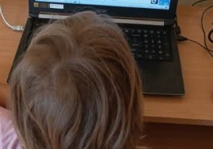 Twórcze aktywności związane z Dniem Kropki_gry i zabawy z wykorzystaniem wybranych programów komputerowych.