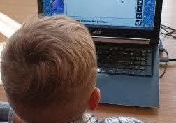 Twórcze aktywności związane z Dniem Kropki_gry i zabawy z wykorzystaniem wybranych programów komputerowych.