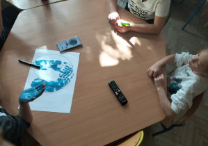 Akcja "Sprzątanie świata" z udziałem świetlicy szkolnej i świetliczaków_uczniowie wykonujący tematyczne prace plastyczne.