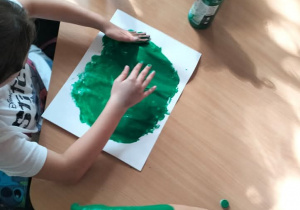 Akcja "Sprzątanie świata" z udziałem świetlicy szkolnej i świetliczaków_uczniowie wykonujący tematyczne prace plastyczne.