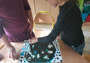 Akcja "Sprzątanie świata" z udziałem świetlicy szkolnej i świetliczaków_uczniowie wykonujący tematyczne prace plastyczne.