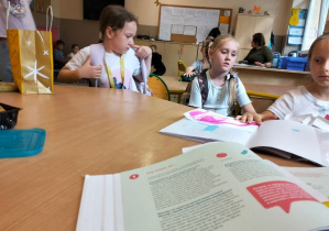 Akcja "Sprzątanie świata" z udziałem świetlicy szkolnej i świetliczaków_pogadanki tematyczne.