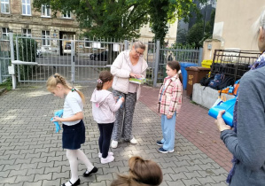 Akcja "Sprzątanie świata" z udziałem świetlicy szkolnej i świetliczaków.