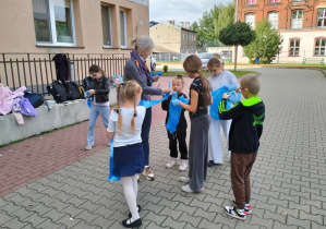 Akcja "Sprzątanie świata" z udziałem świetlicy szkolnej i świetliczaków.