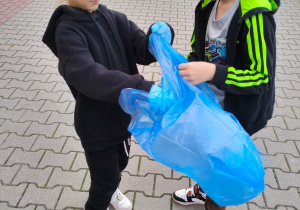 Akcja "Sprzątanie świata" z udziałem świetlicy szkolnej i świetliczaków.