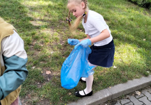 Akcja "Sprzątanie świata" z udziałem świetlicy szkolnej i świetliczaków.