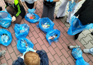 Akcja "Sprzątanie świata" z udziałem świetlicy szkolnej i świetliczaków.