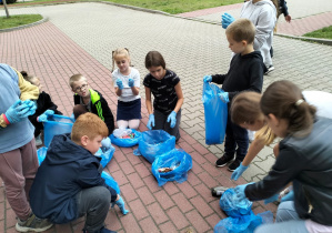 Akcja "Sprzątanie świata" z udziałem świetlicy szkolnej i świetliczaków.