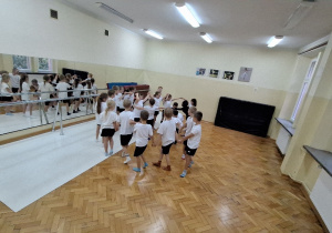 Obchody Dnia Kropki w klasie 1a_zabawy ruchowe.