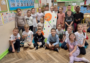 Obchody Dnia Kropki w klasie 1a_pamiątkowe zdjęcie klasowe.