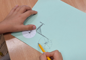 Obchody Dnia Kropki w klasie 1a_zajęcia plastyczne z wykorzystaniem małego kółka jako kropki.