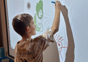 Obchody Dnia Kropki w klasie 1a_zajęcia z wykorzystaniem tablicy multimedialnej.