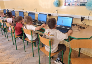Uczniowie klasy 1a podczas zajęć w pracowni komputerowej.