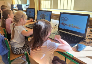 Uczniowie klasy 1a podczas zajęć w pracowni komputerowej.