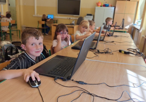 Uczniowie klasy 1a podczas zajęć w pracowni komputerowej.