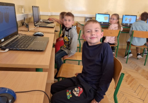 Uczniowie klasy 1a podczas zajęć w pracowni komputerowej.